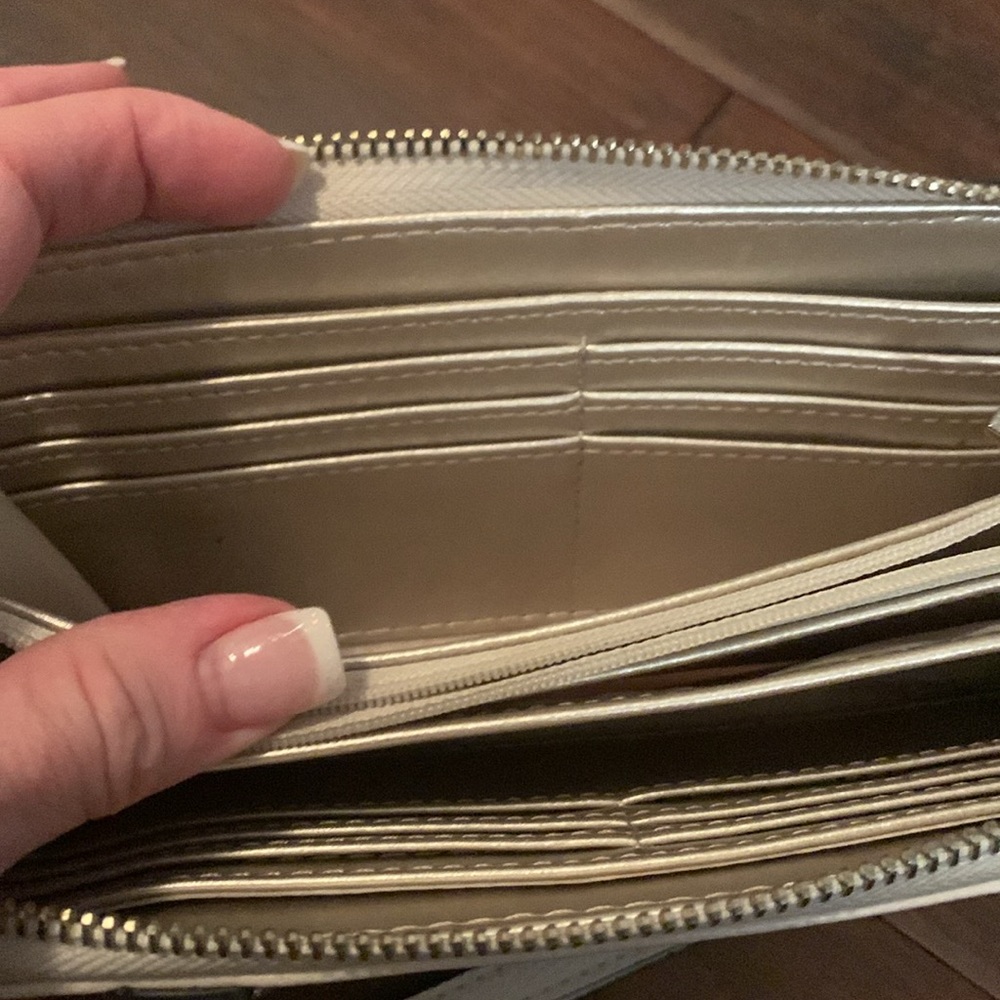 Guess Cream Wallet Barely Used - image 5